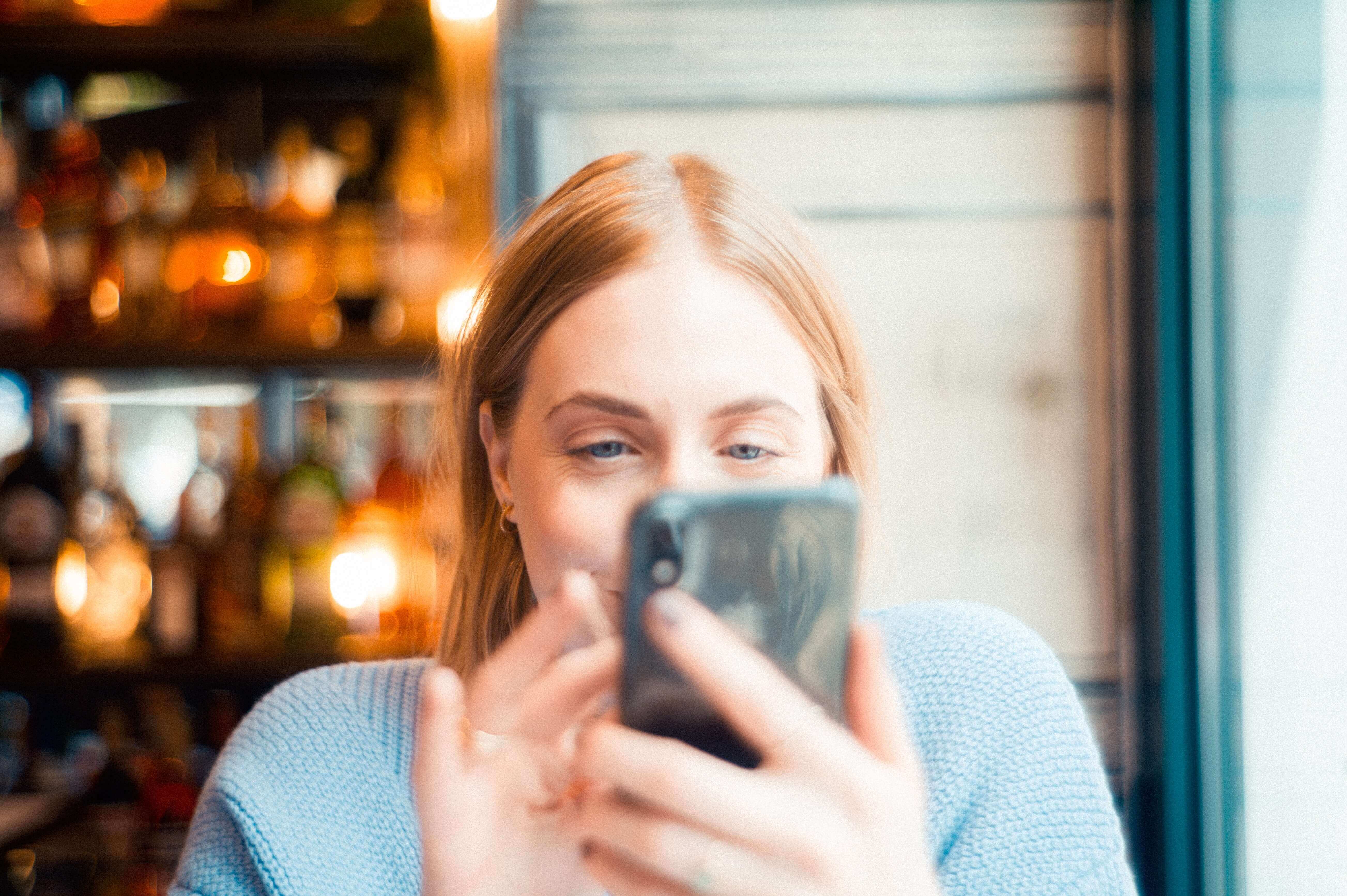 Frau schaut auf ihr Handy