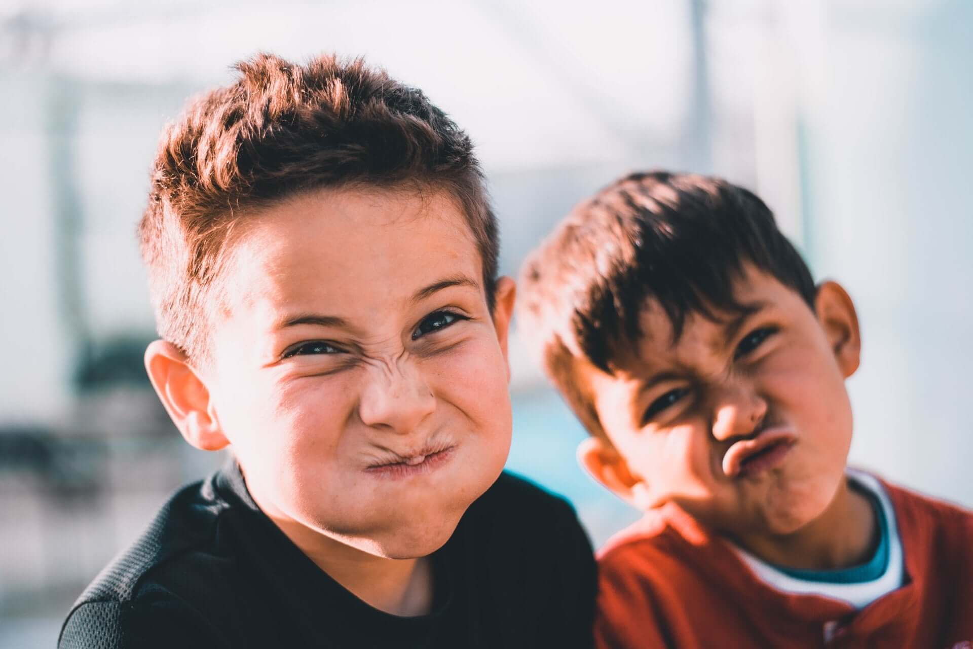 zwei Kinder ziehen Grimassen