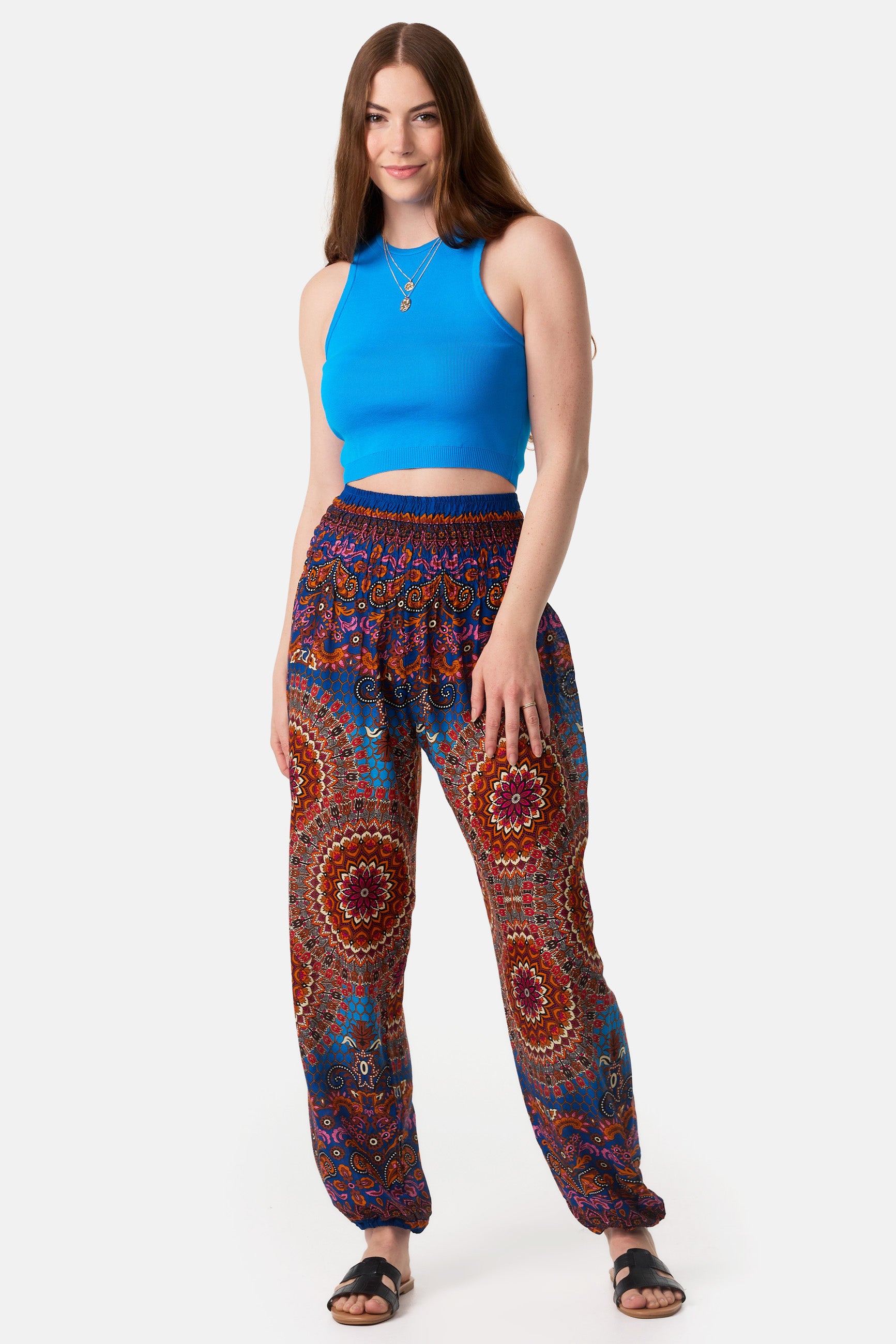 Frau in langer Haremshose Blauer Tempeltraum von vorne