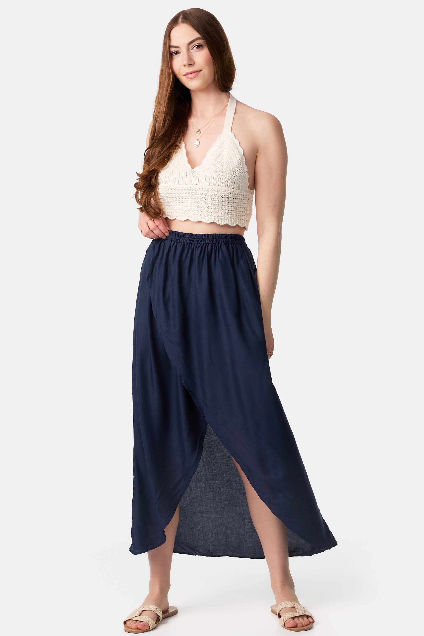 Frau in langem Rock Blau von vorne