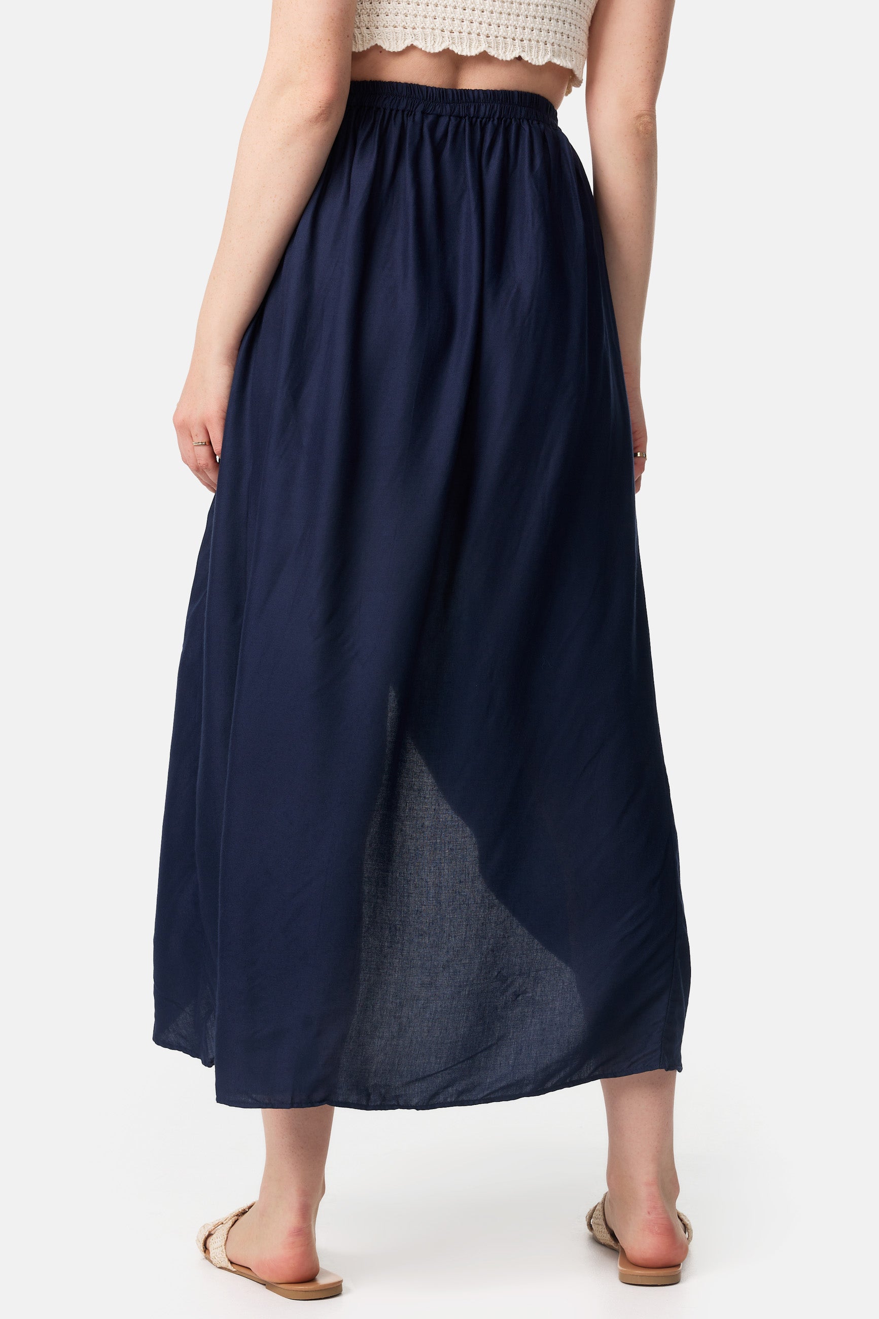 Langer blauer Rock close-up von hinten