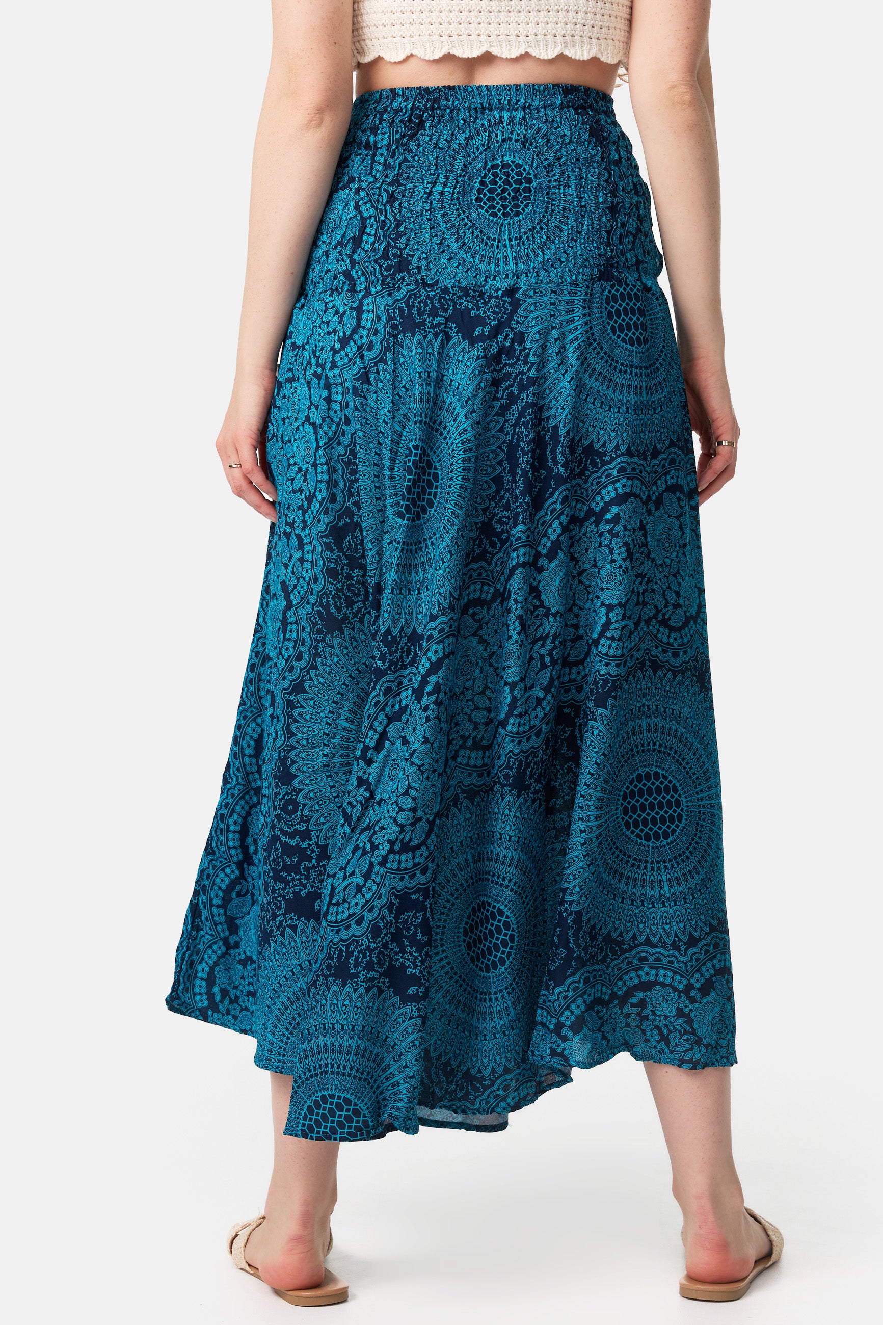 Rockkleid zum Rock gebunden von hinten close-up