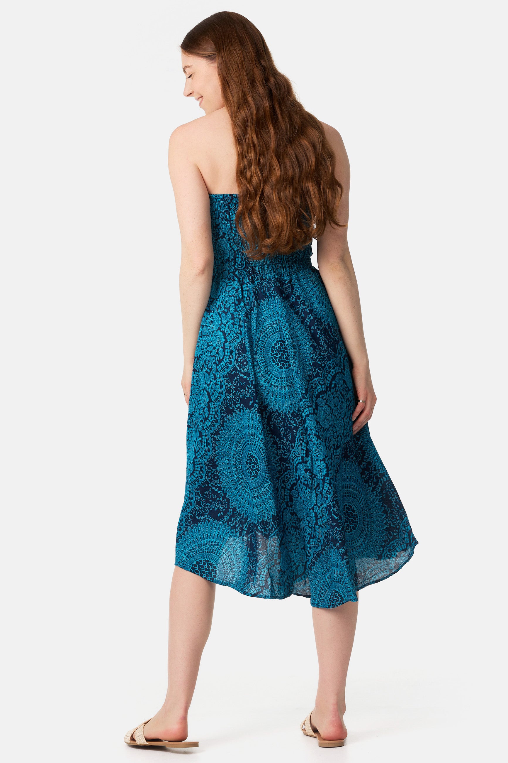 Frau im Rockkleid von hinten