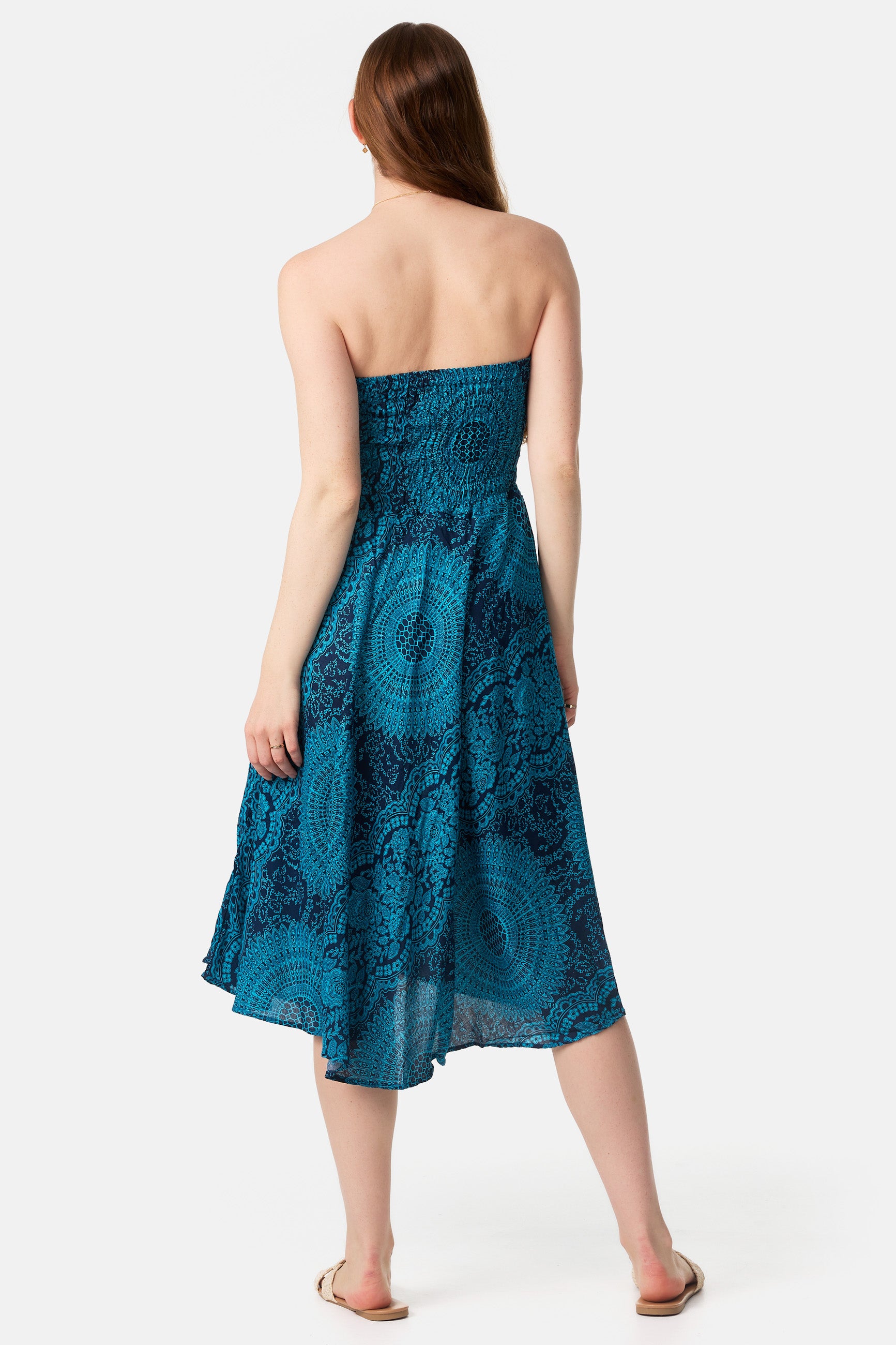 Frau im Rockkleid von hinten