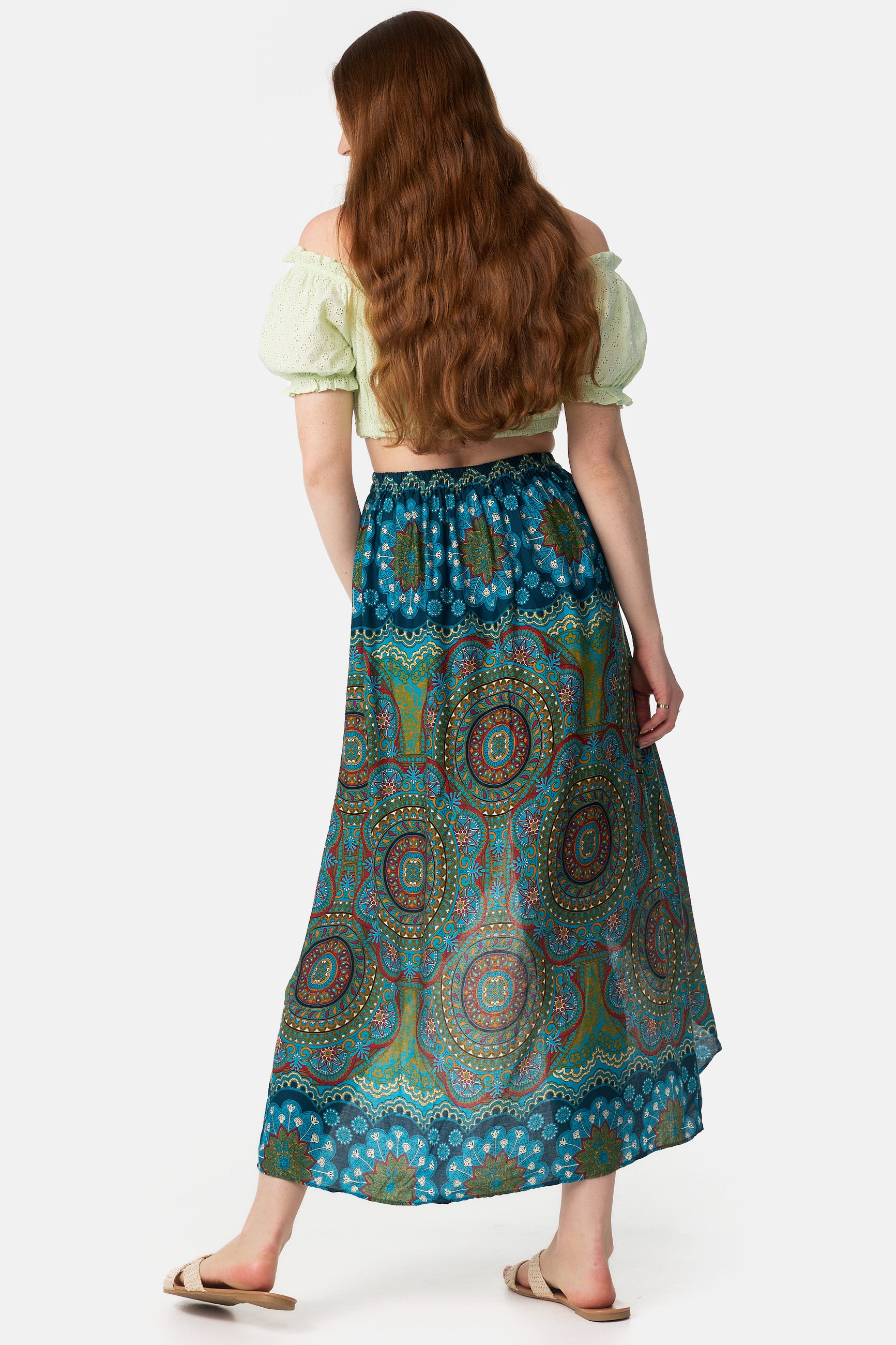 Frau in grün-blau gemustertem Ozean Ornamente von hinten