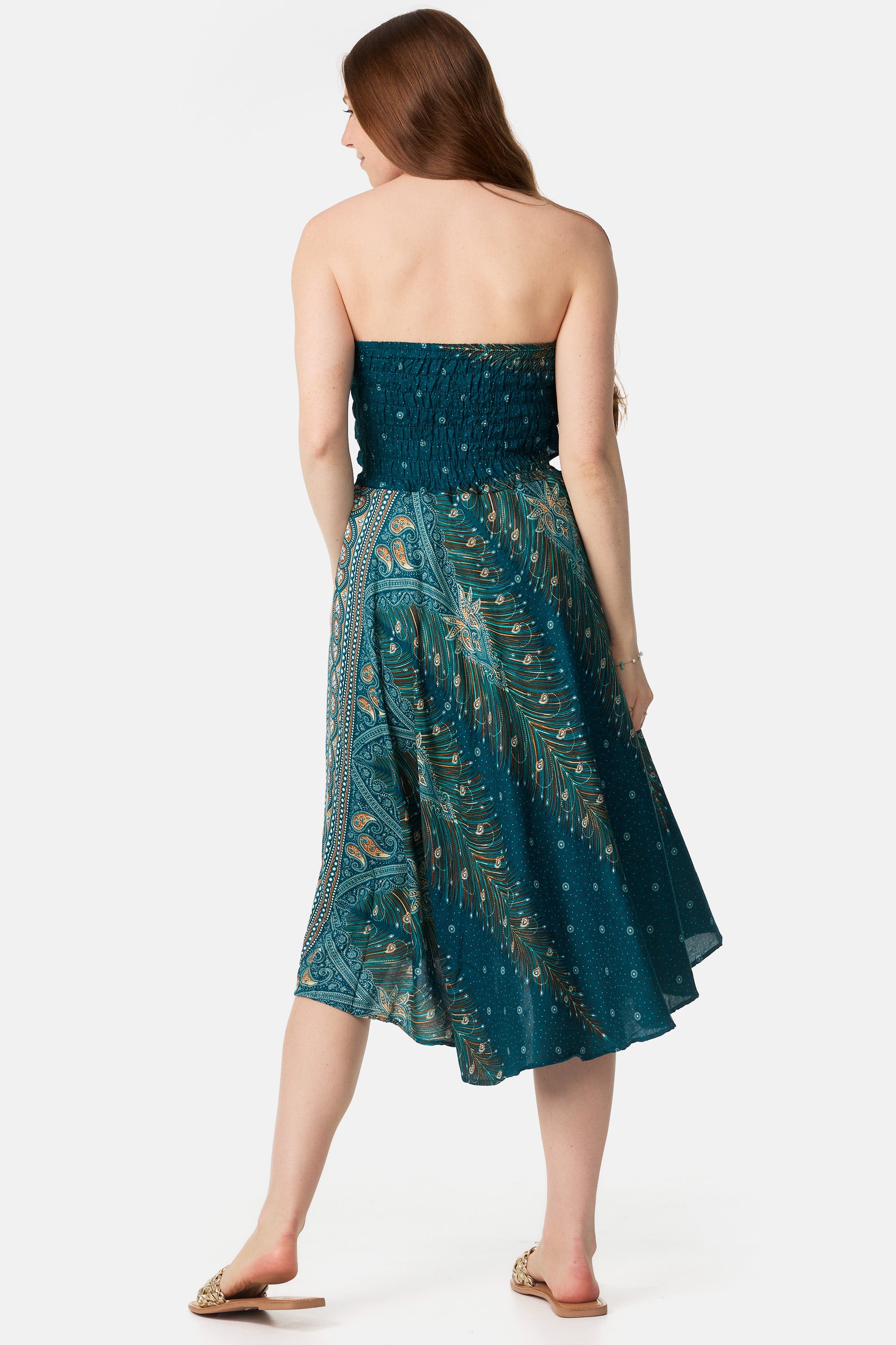 Frau in Rockkleid von hinten