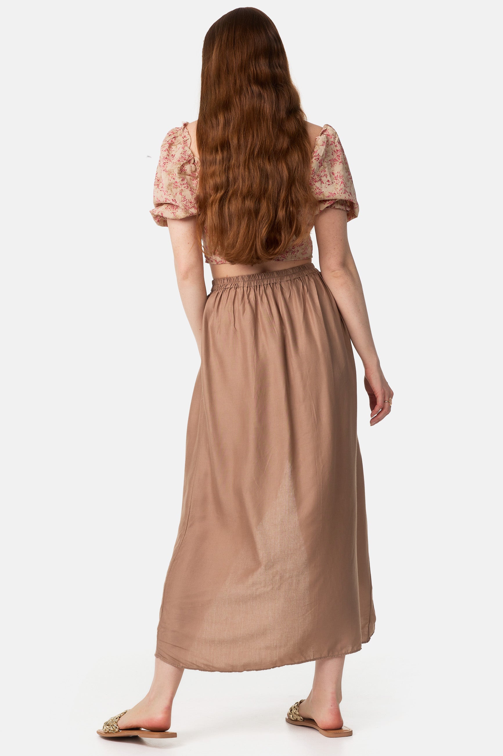 Frau in langem Rock beige von hinten