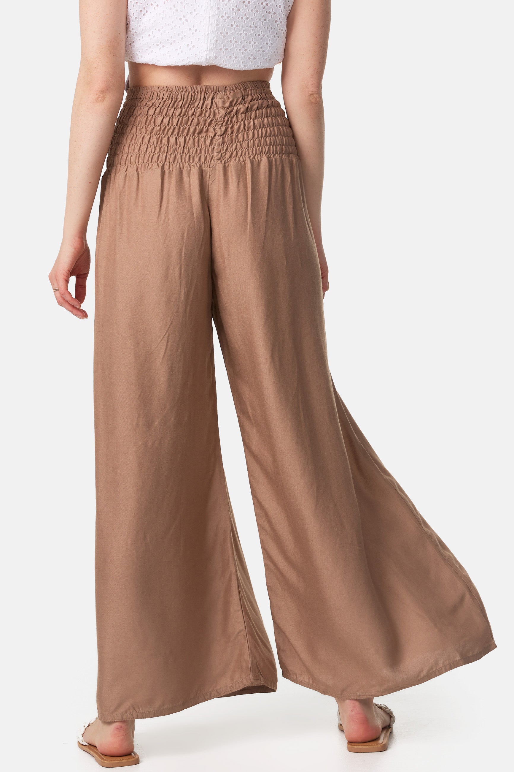 Rückansicht der einfarbigen Palazzohose in Beige