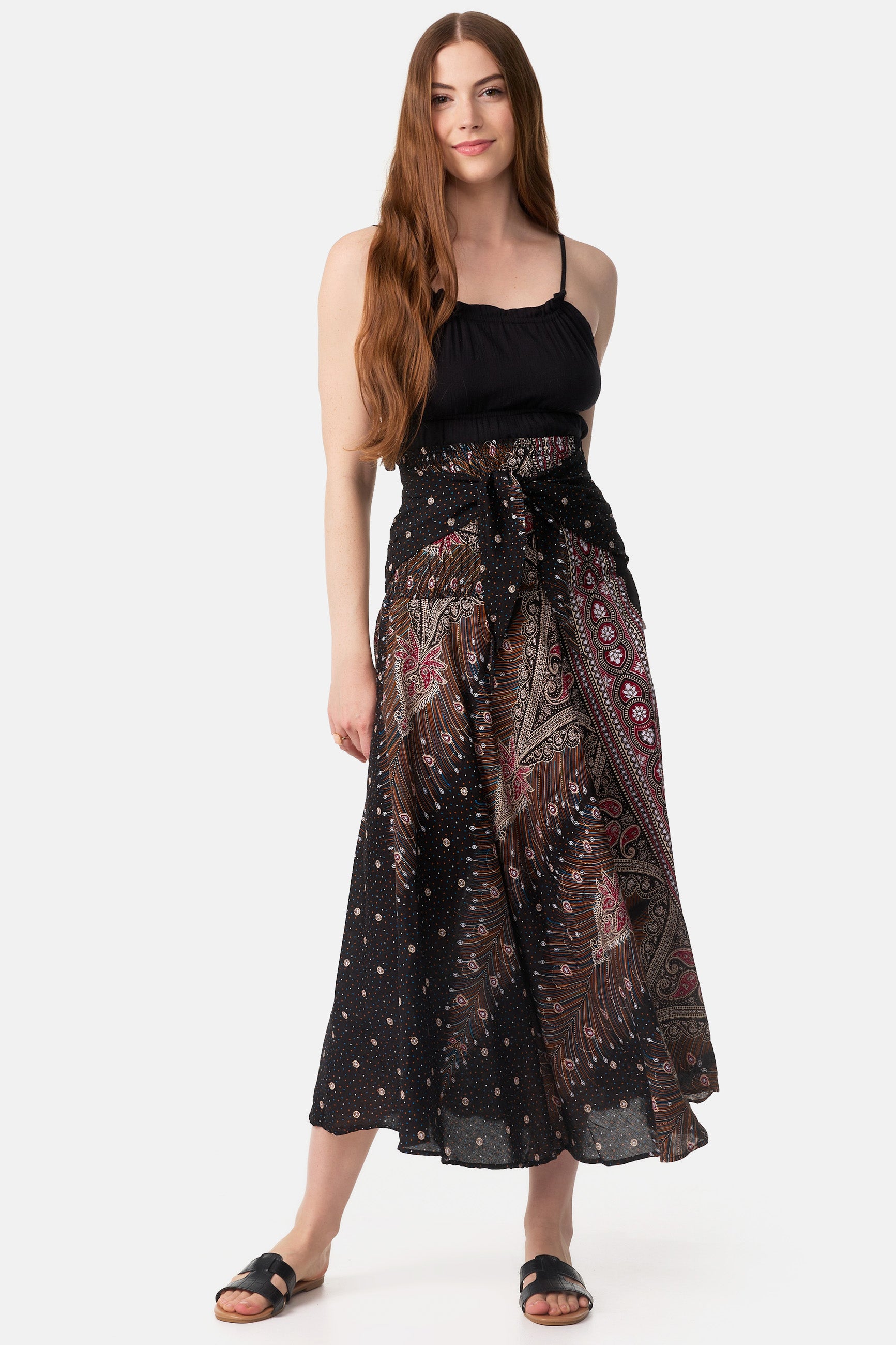 Frau in Rockkleid zum Rock gebunden von vorne