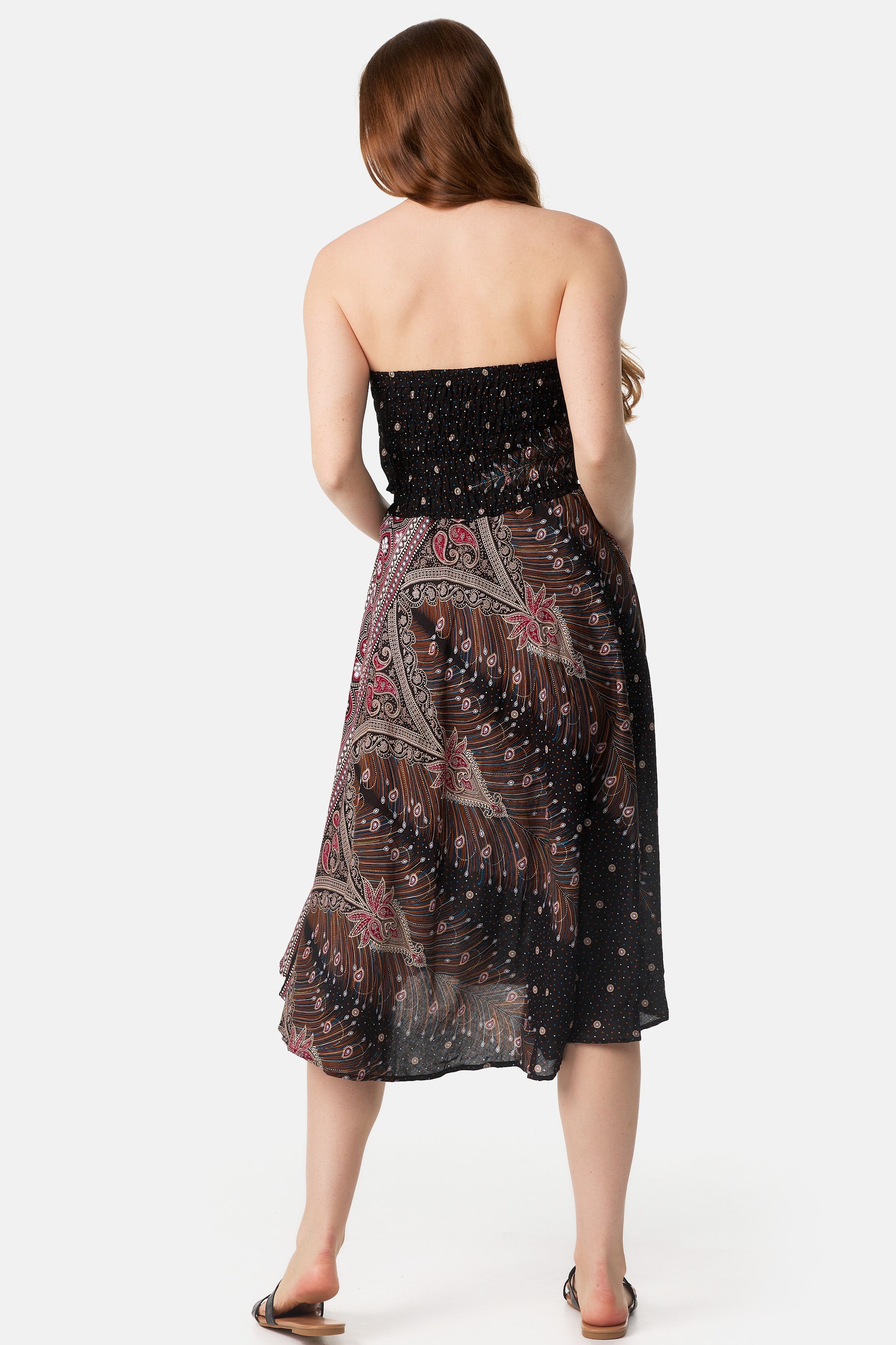 Frau im Rockkleid von hinten