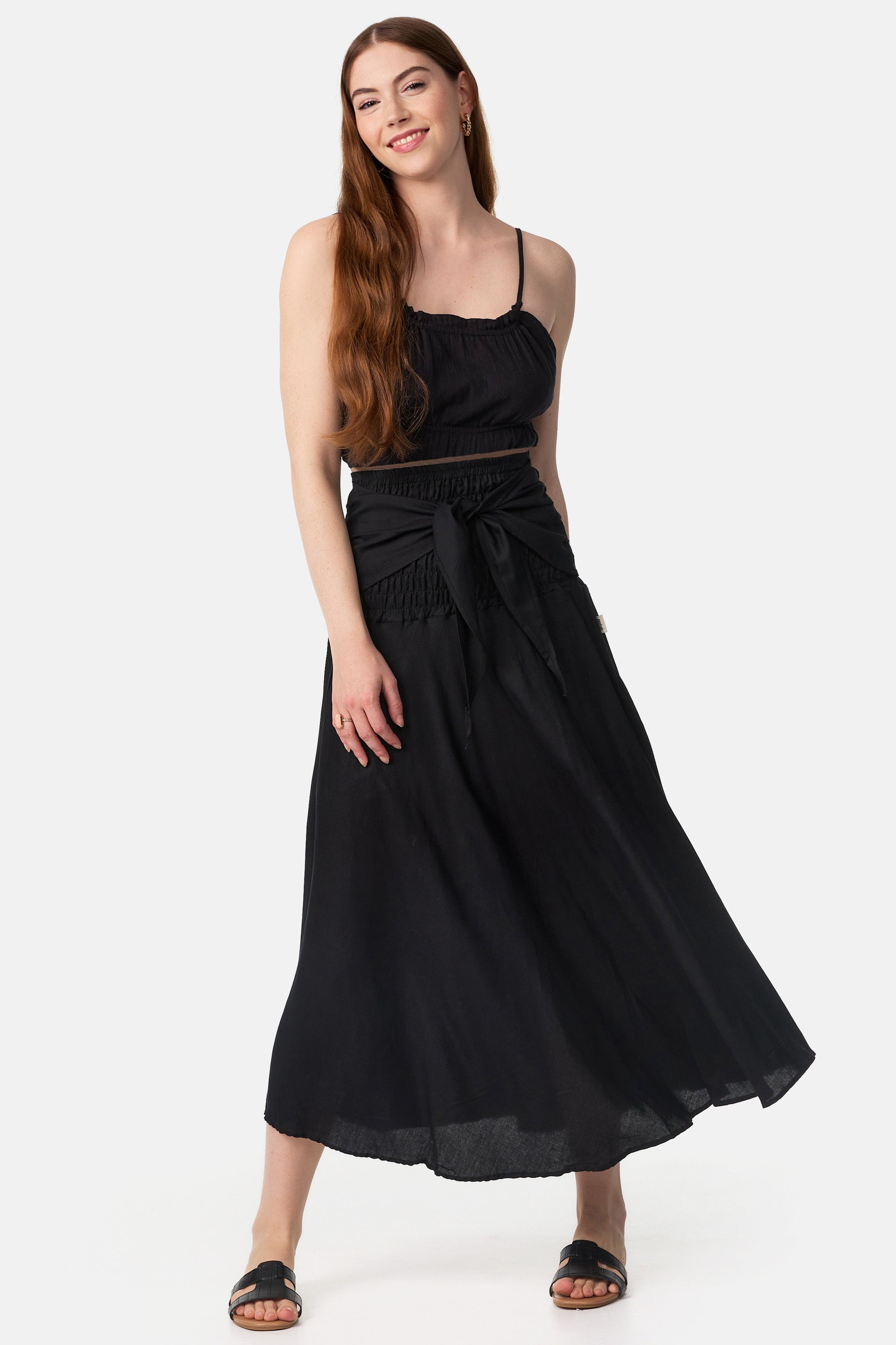Frau in Rockkleid zum Rock gebunden von vorne