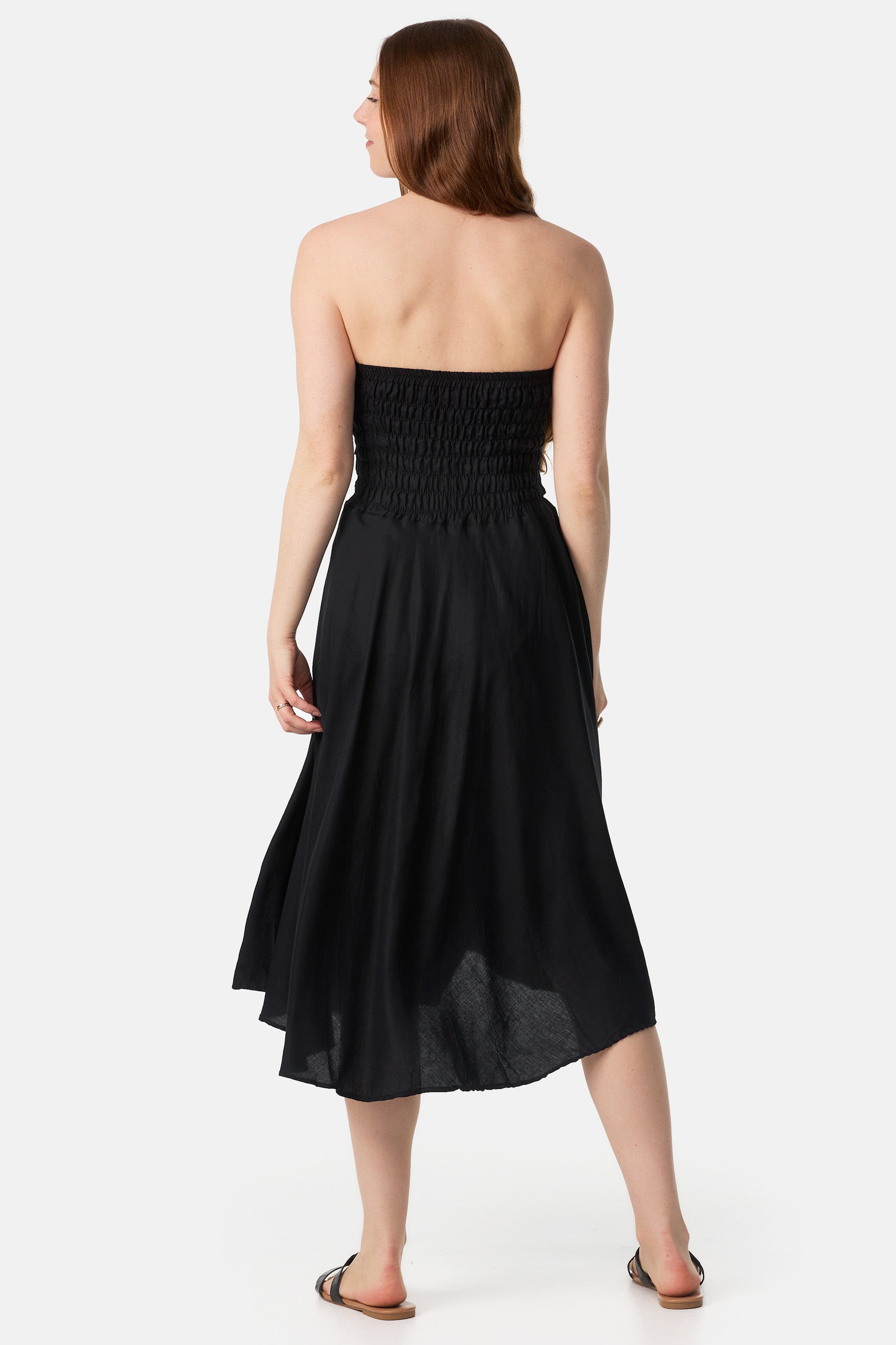 Frau im Rockkleid von hinten