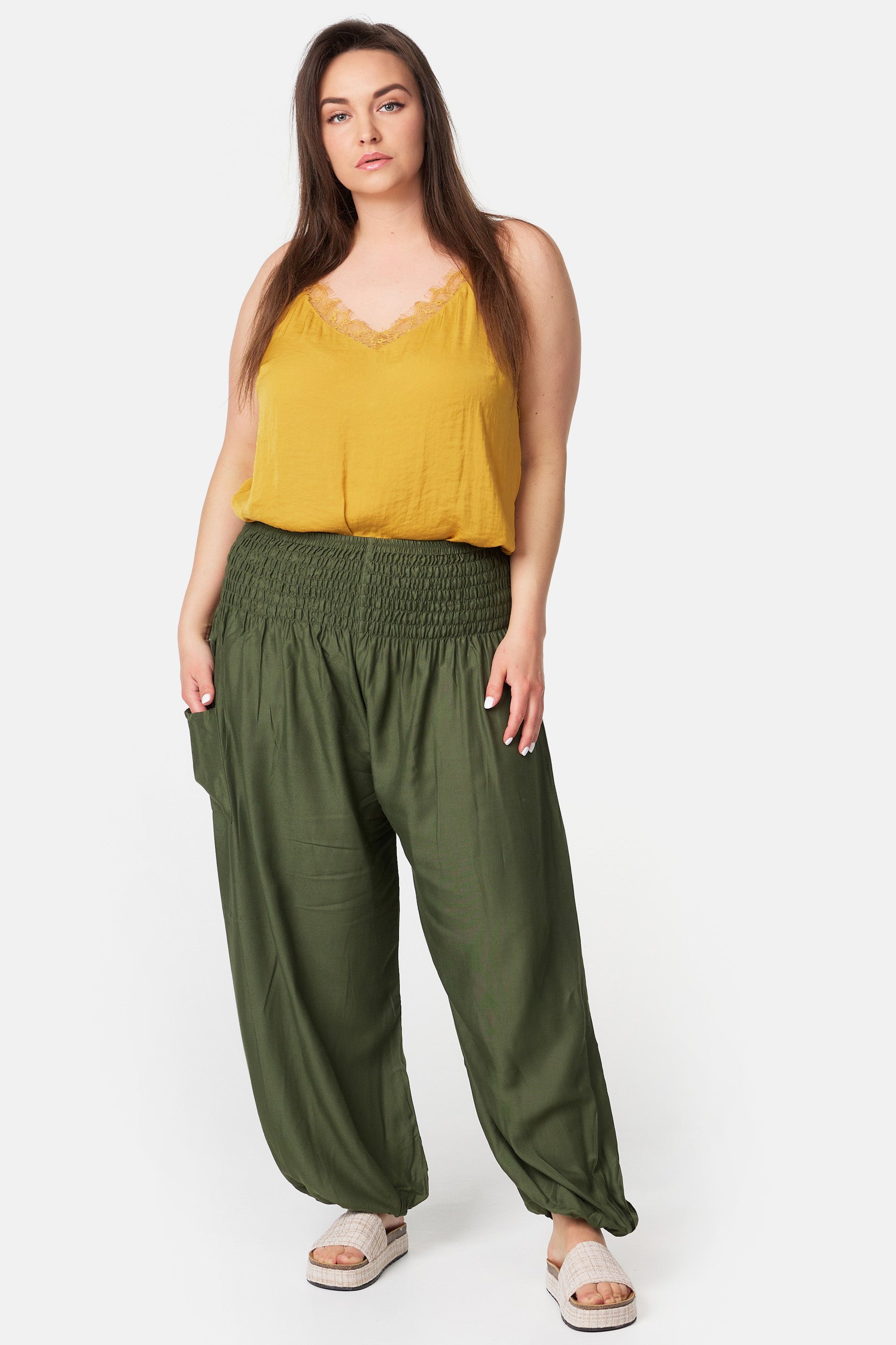 Frau in Haremshose Olive Plus Size von vorne