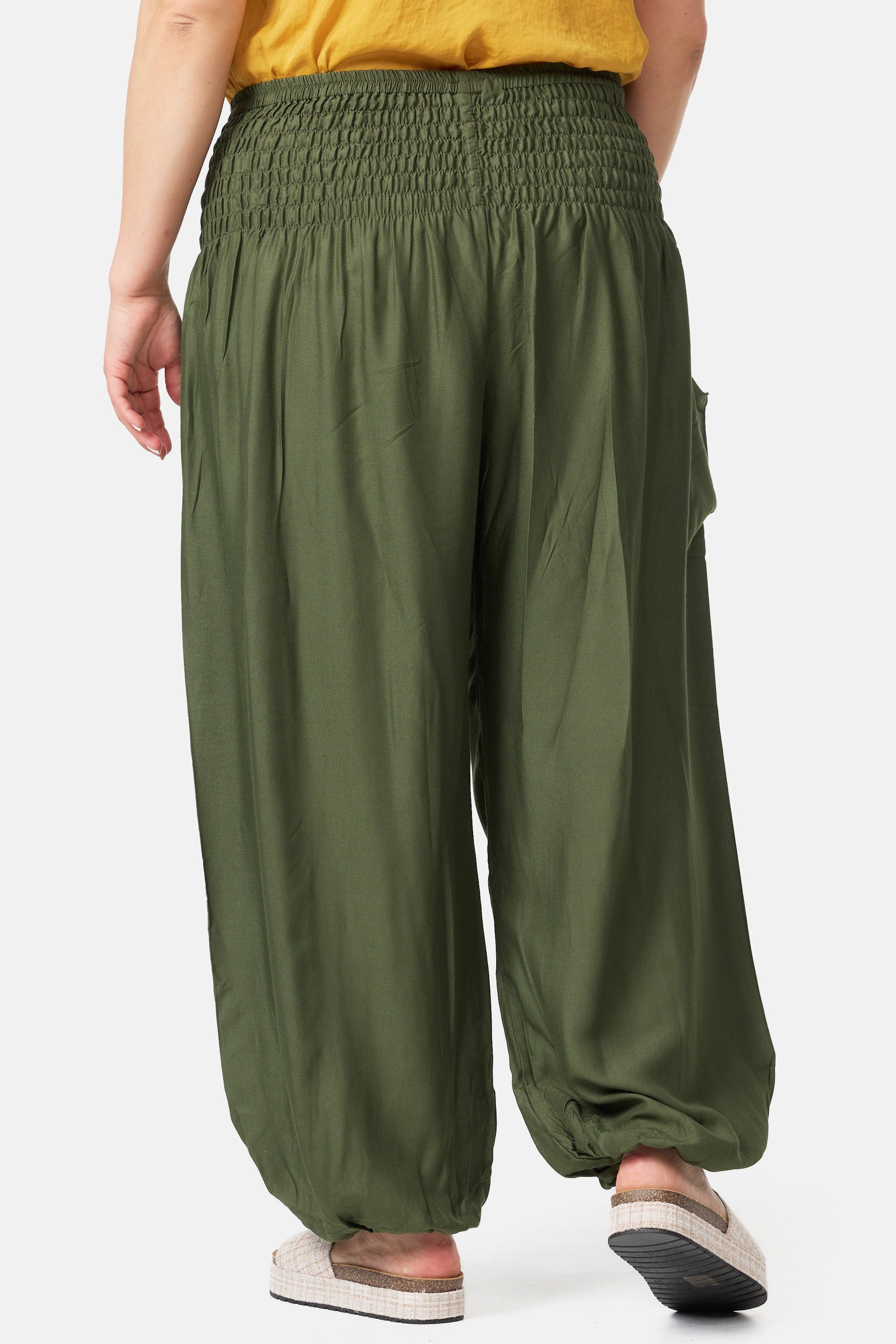 Haremshose Olive Plus Size von hinten close-up