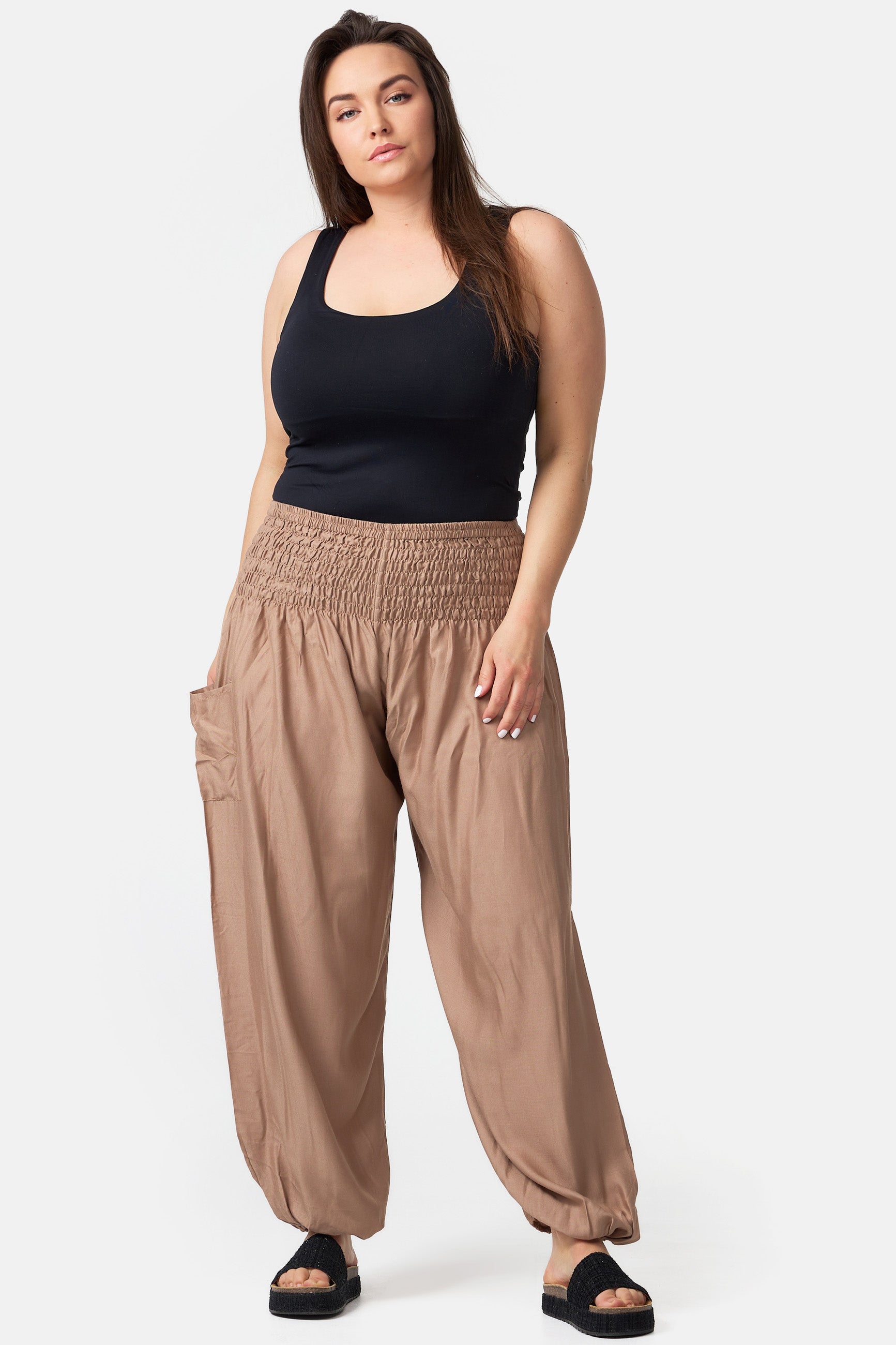 Frau in Haremshose Beige Plus Size von vorne