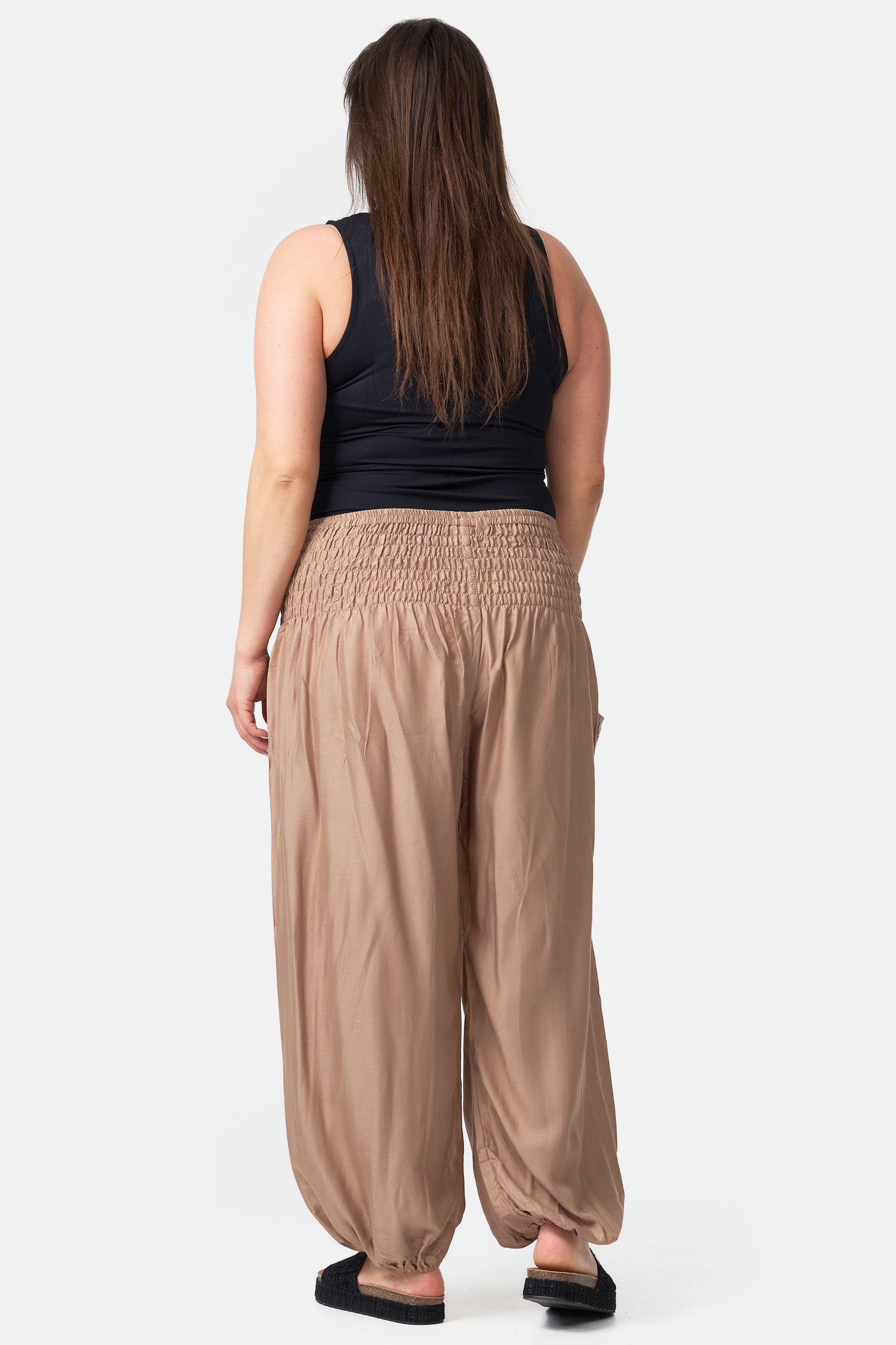 Frau in Haremshose Beige Plus Size von hinten
