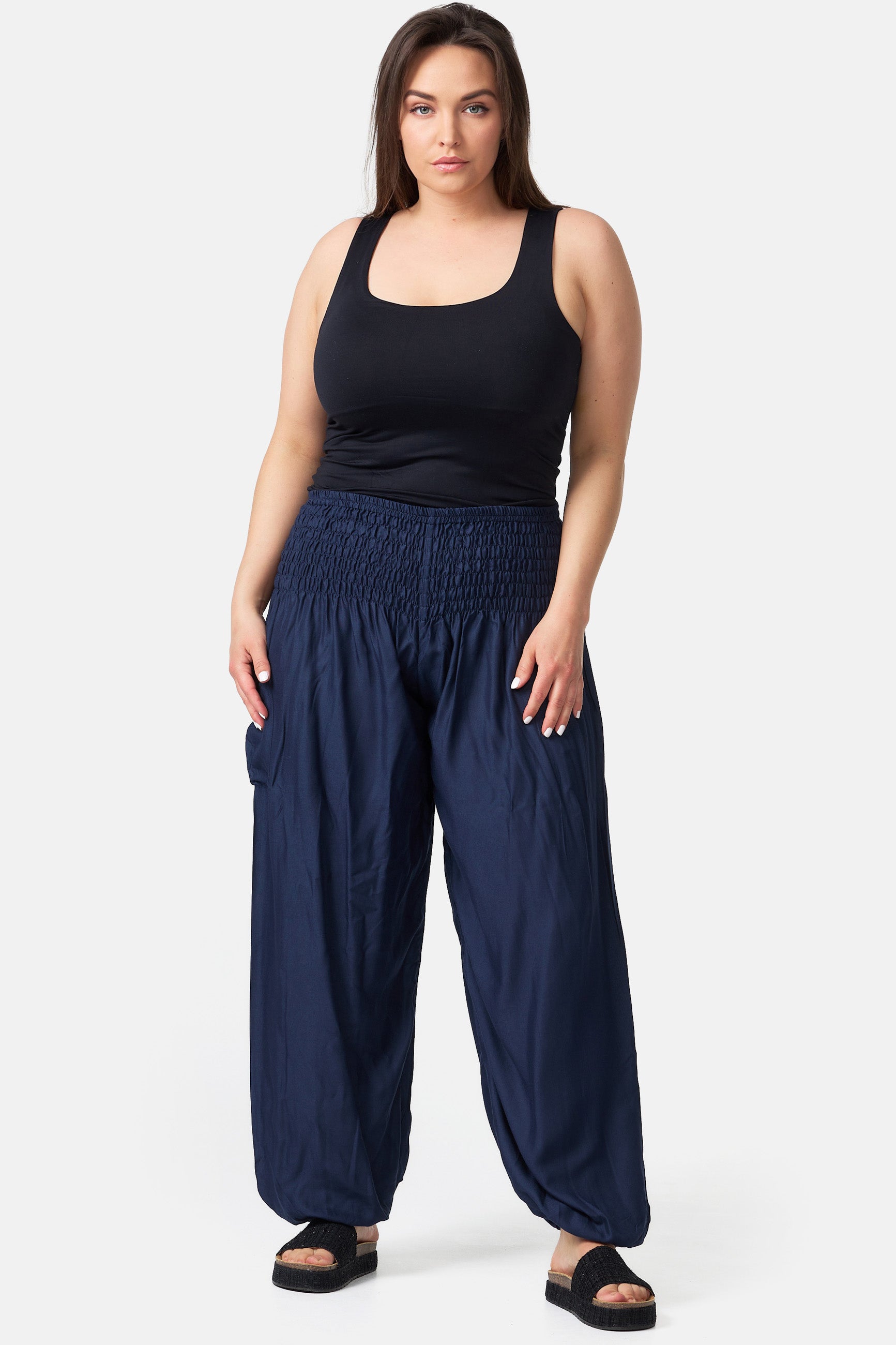 Frau in Haremshose Blau plus Size Vorderansicht