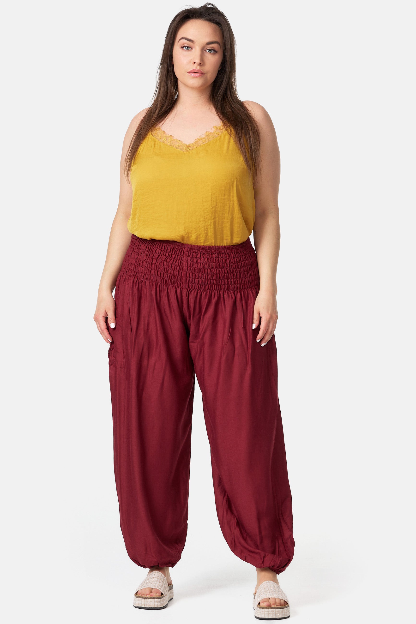 Frau in Haremshose Weinrot Plus Size von vorne