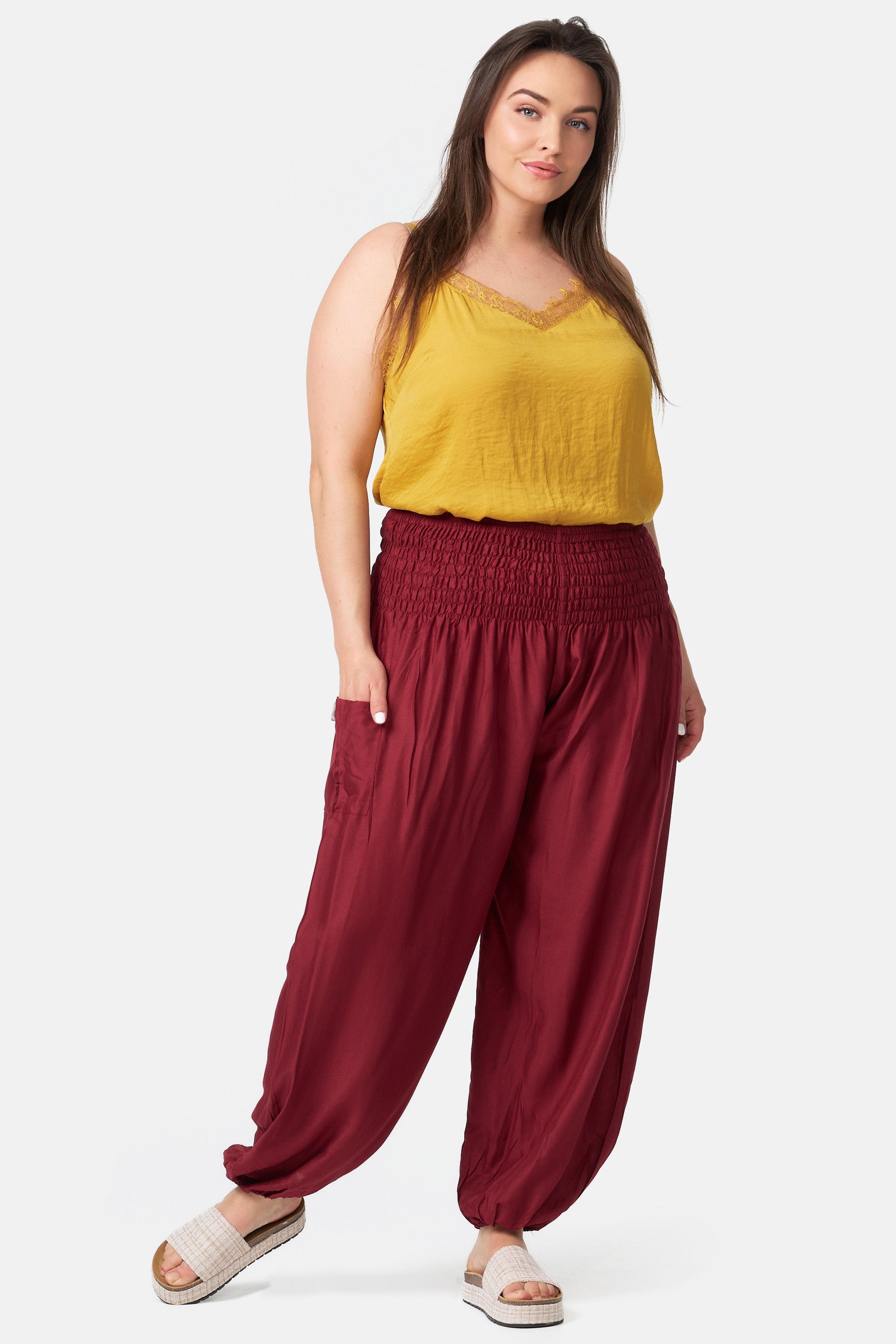 Frau in Haremshose Weinrot Plus Size von vorne