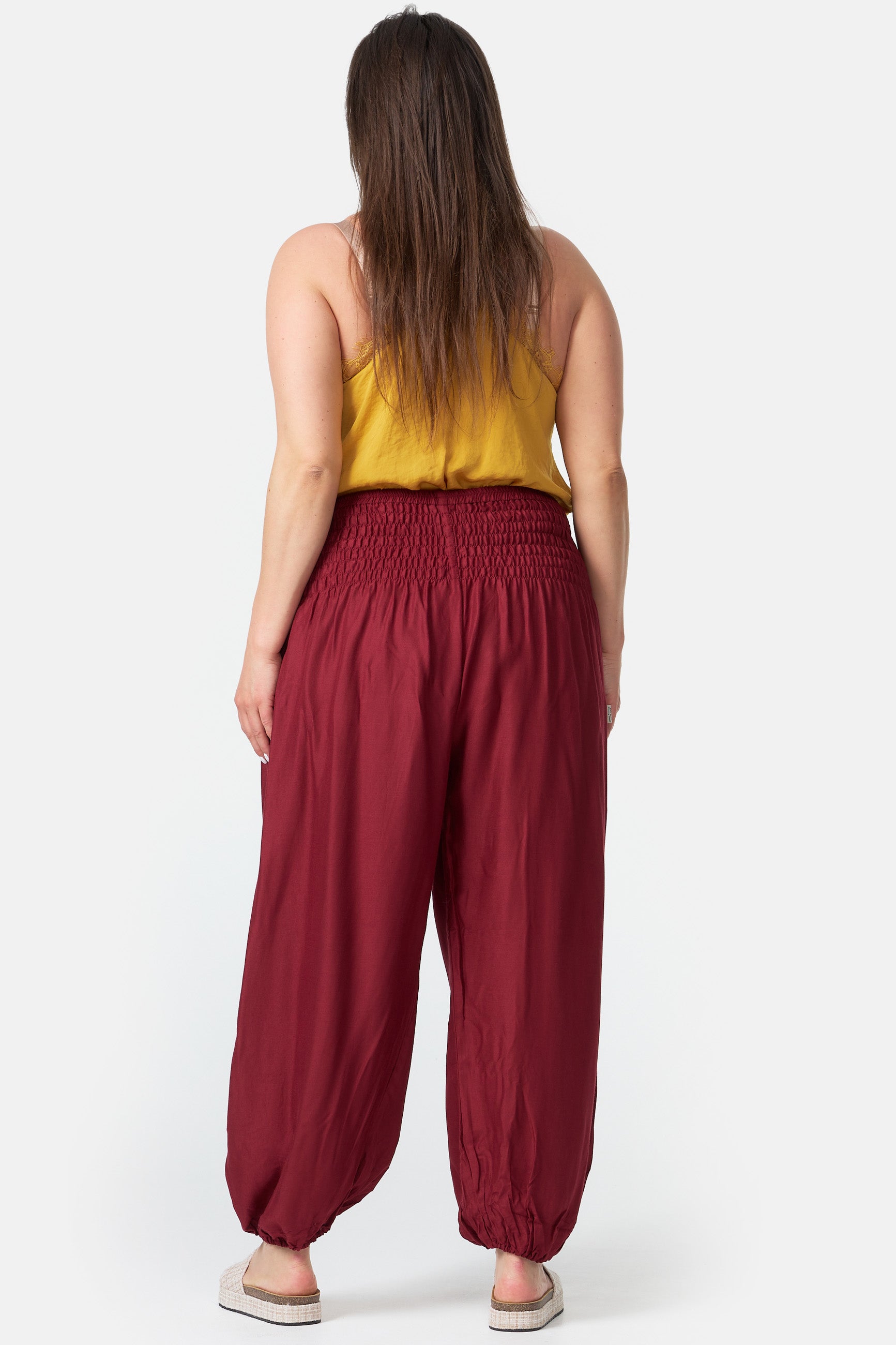 Frau in Haremshose Weinrot Plus Size von hinten