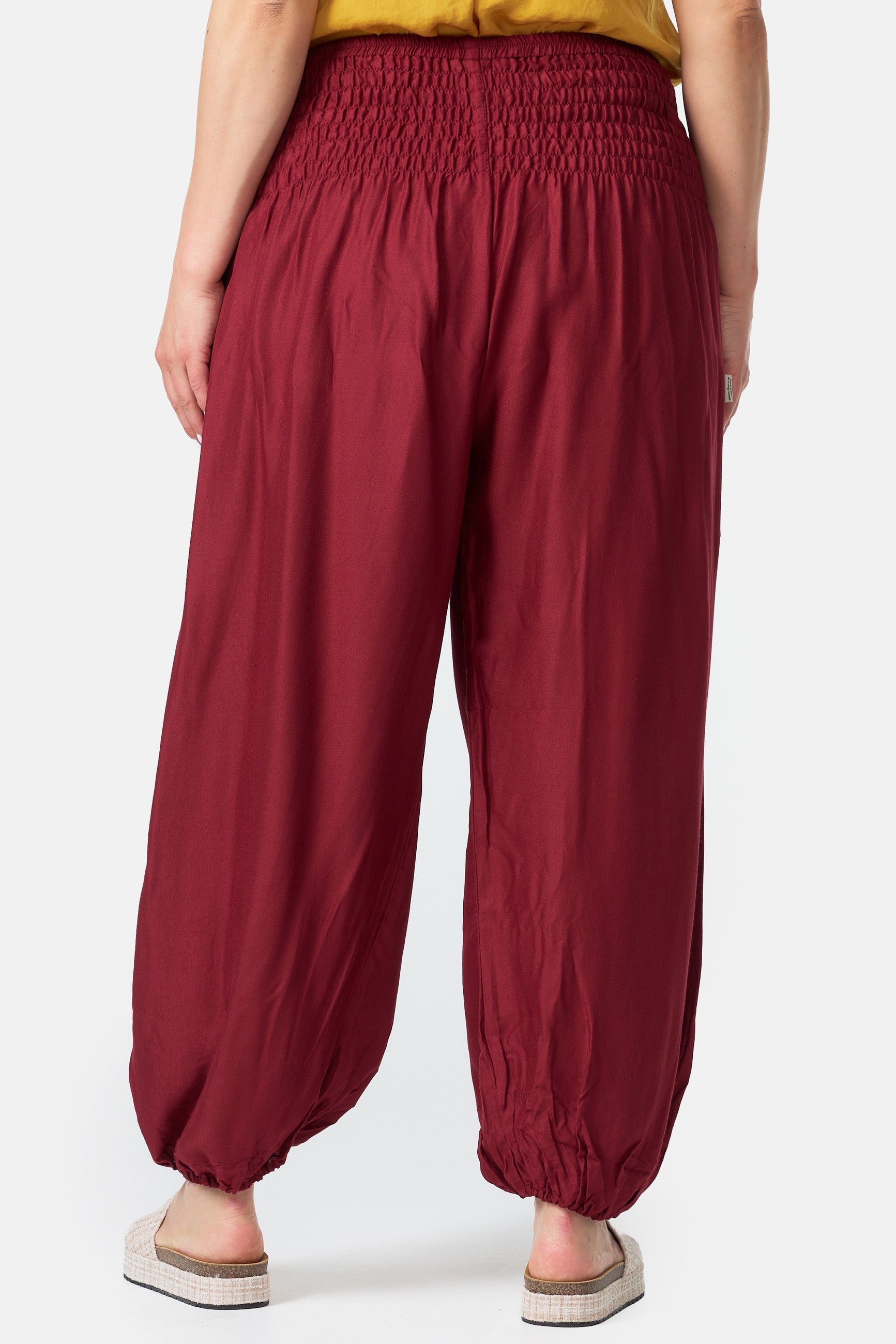 Haremshose Weinrot Plus Size close-up von hinten