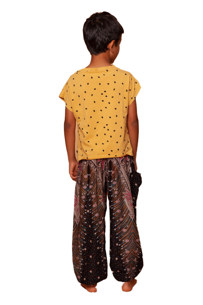Kind in schwarz-gold-rot gemusterter Haremshose Orientalisches Universum von hinten