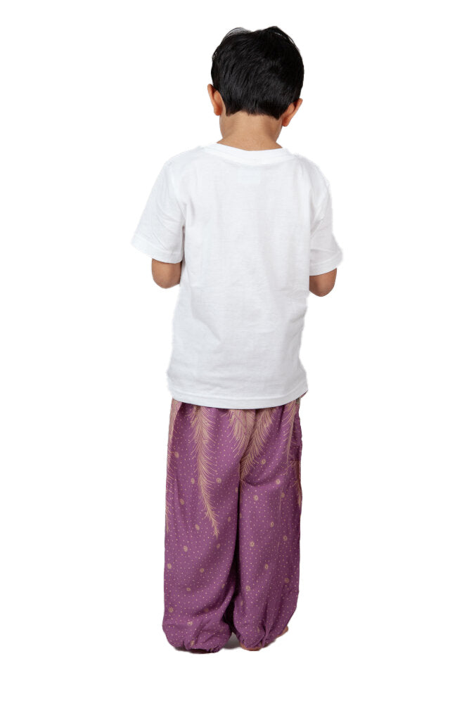 Kind in lila-beige gemusterter Haremshose Pinke Oase von hinten