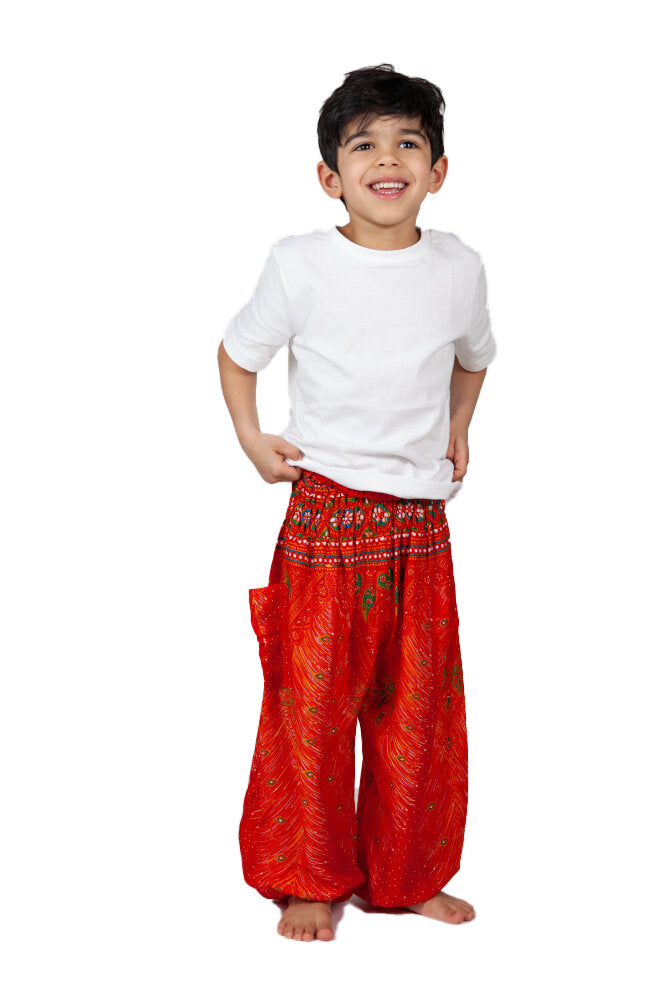Kind in rot-orange gemusterter Haremshose Orientalische Lava von vorne