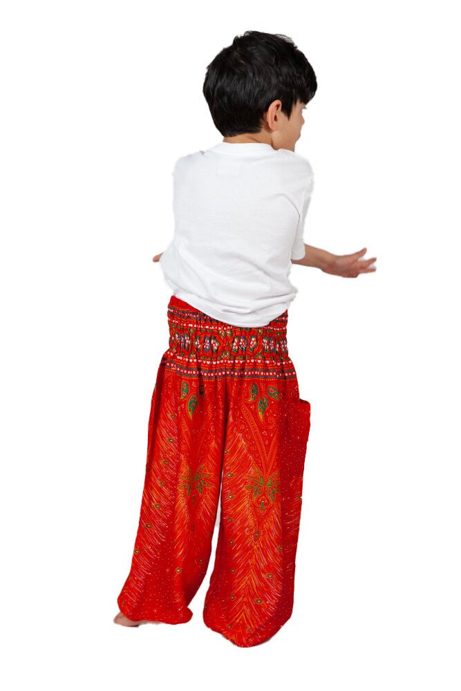 Kind in rot-orange gemusterter Haremshose Orientalische Lava von hinten