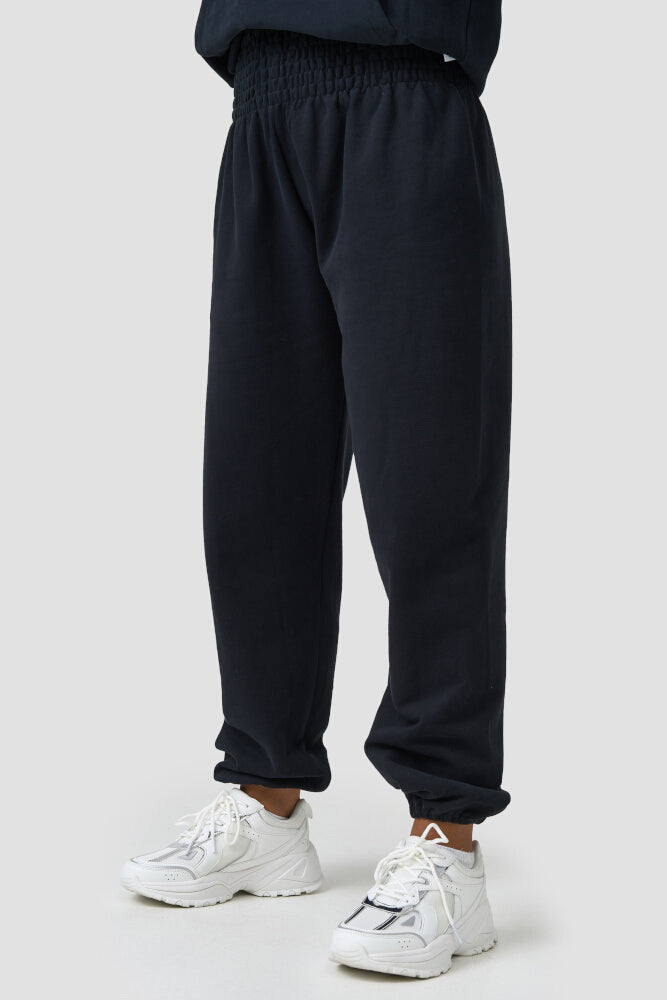 Seitenansicht der warmen Loungewear Haremshose Schwarz