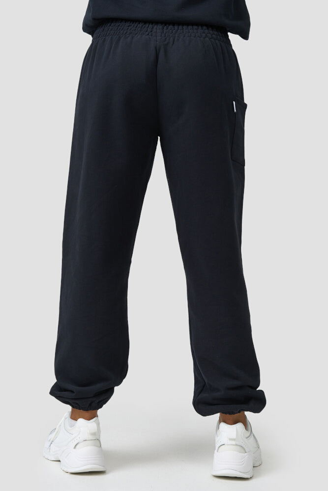 Rückansicht der warmen Loungewear Haremshose Schwarz
