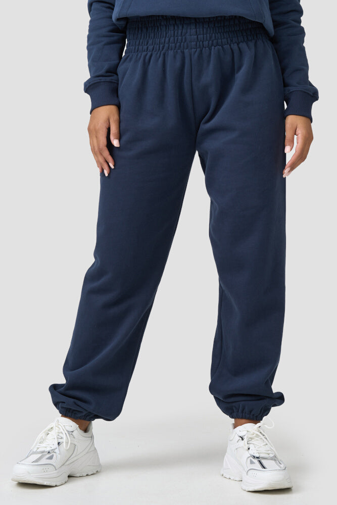 Frontalansicht der warmen Loungewear Haremshose Dunkelblau