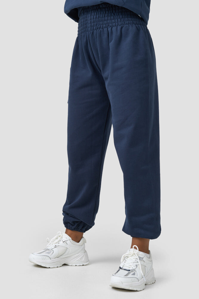 Seitenansicht der warmen Loungewear Haremshose Dunkelblau