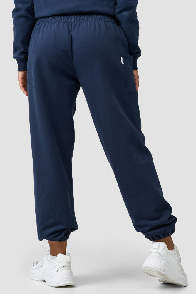 Rückansicht der warmen Loungewear Haremshose Dunkelblau
