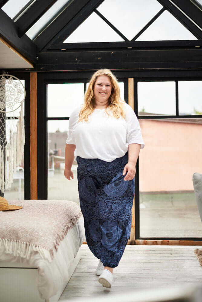 Frau in Haremshose Nacht Mandala Plus Size von vorne