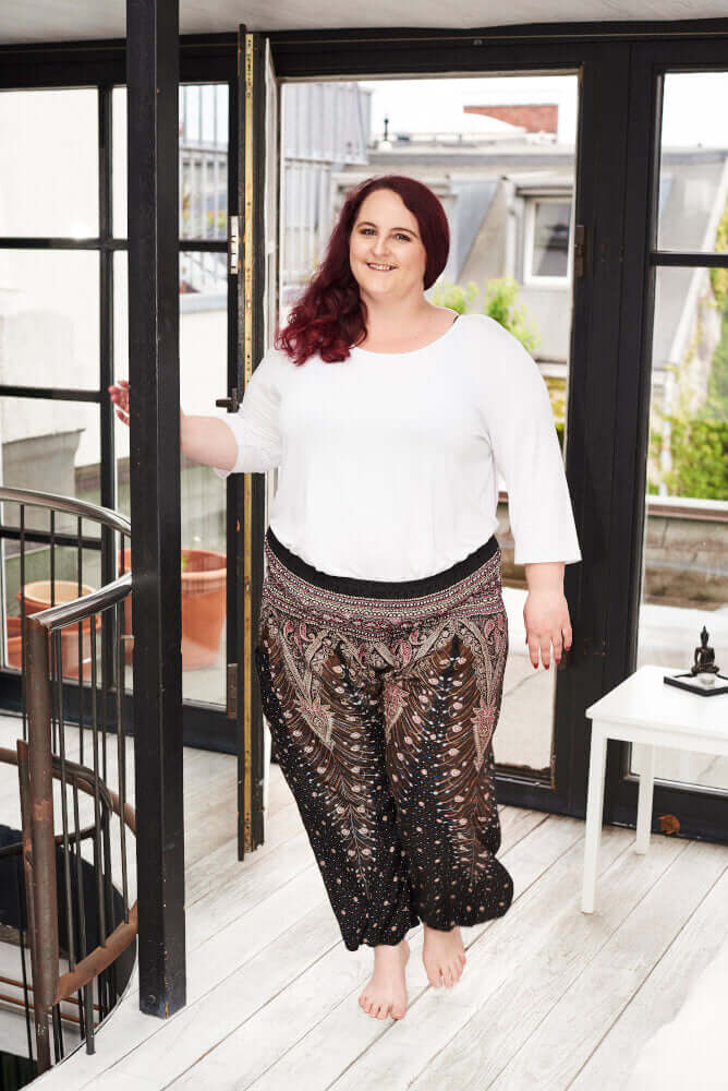 Frau in schwarz-bunter Haremshose Orientalisches Universum Plus Size von vorne