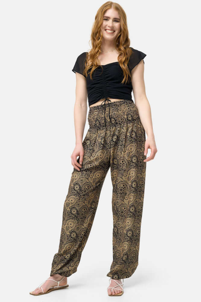 Frau in langer schwarz-goldener Haremshose Goldene Ornamente von vorne