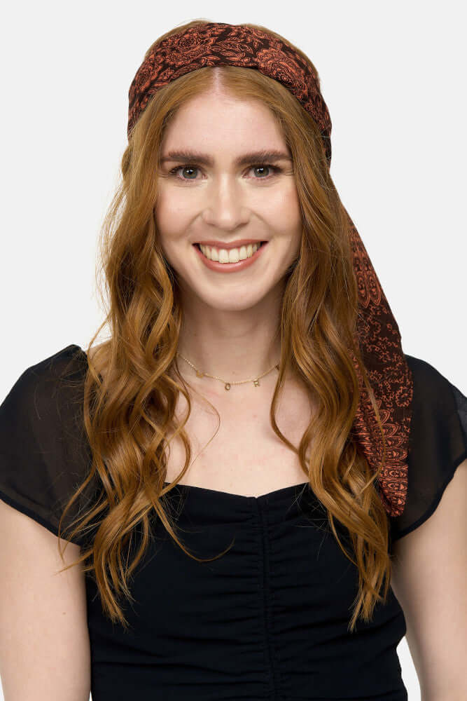 Frontalansicht des orange-schwarz gemusterten Bandana