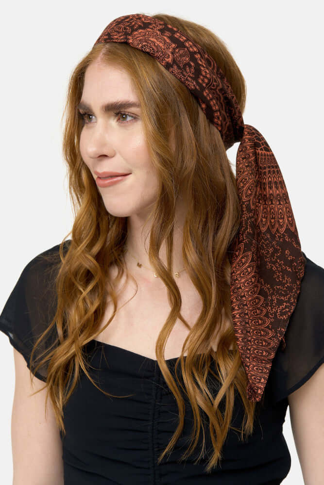Frontalansicht des orange-schwarz gemusterten Bandana