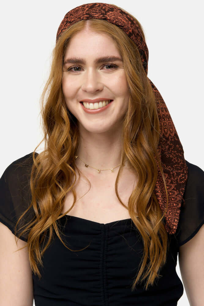 Frontalansicht des orange-schwarz gemusterten Bandana