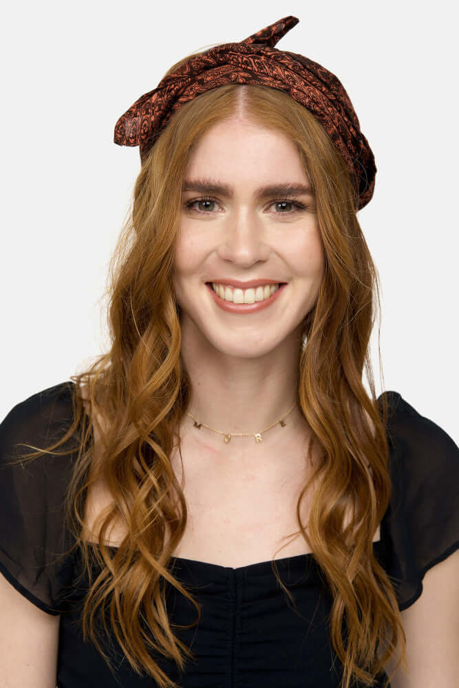 Frontalansicht des orange-schwarz gemusterten Bandana
