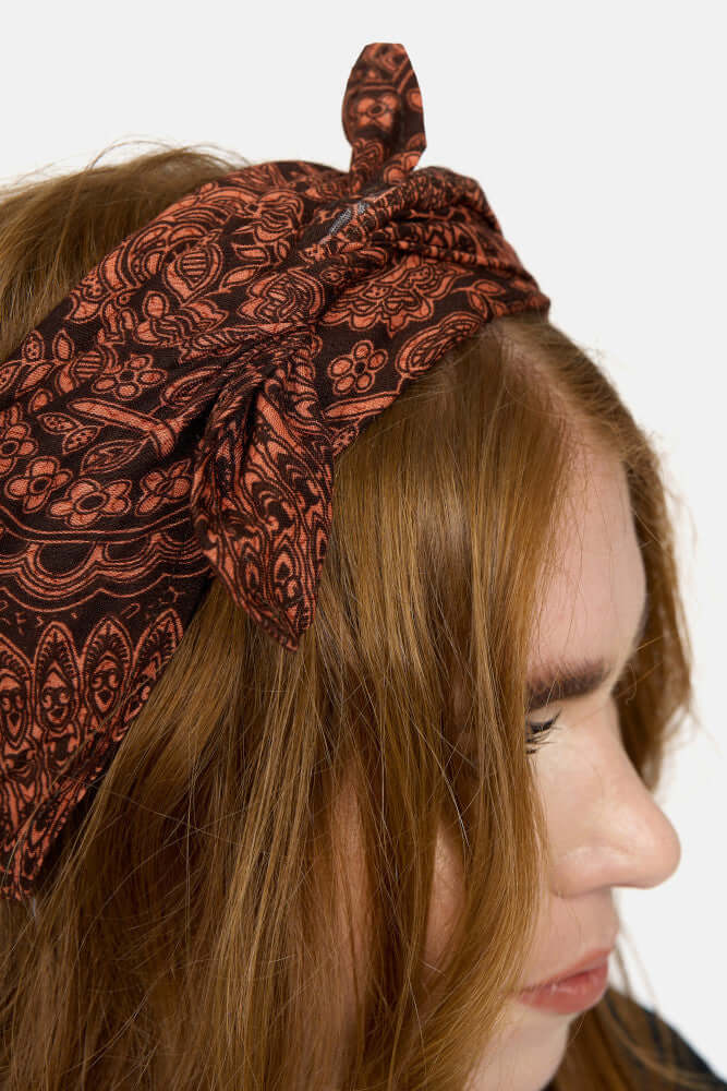 Nahansicht des orange-schwarz gemusterten Bandana