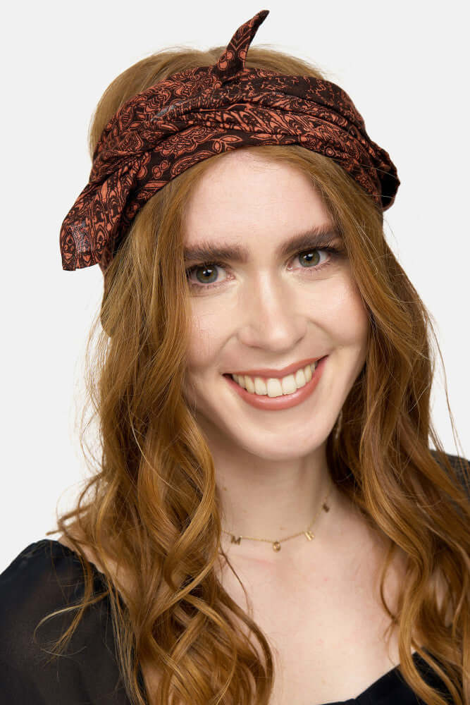 Frontalansicht des orange-schwarz gemusterten Bandana