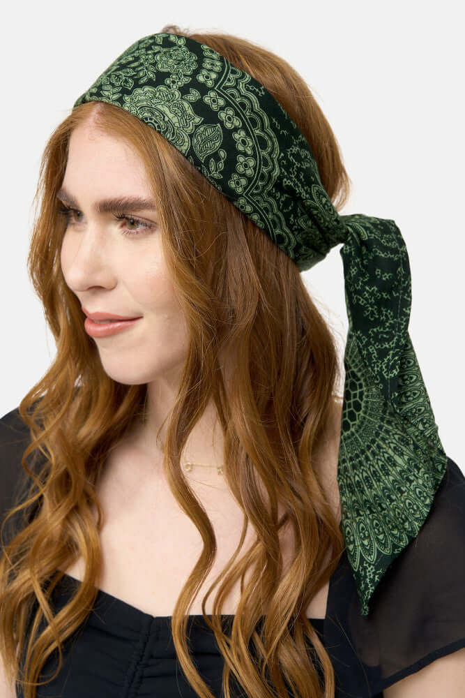 Seitenansicht des grün gemusterten Bandana