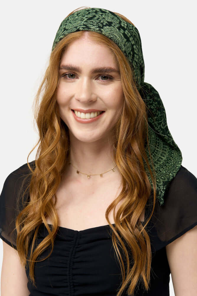 Frontalansicht des grün gemusterten Bandana