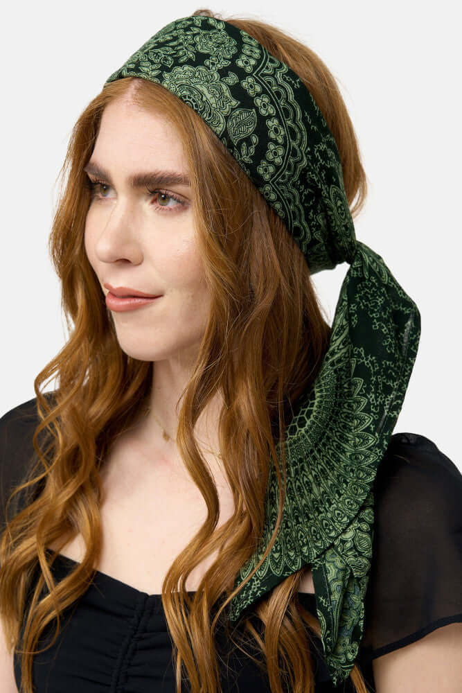 Seitenansicht des grün gemusterten Bandana