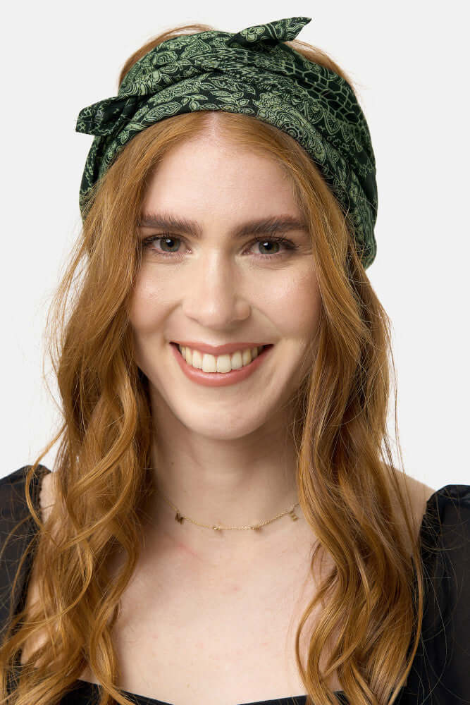 Frontalansicht des grün gemusterten Bandana