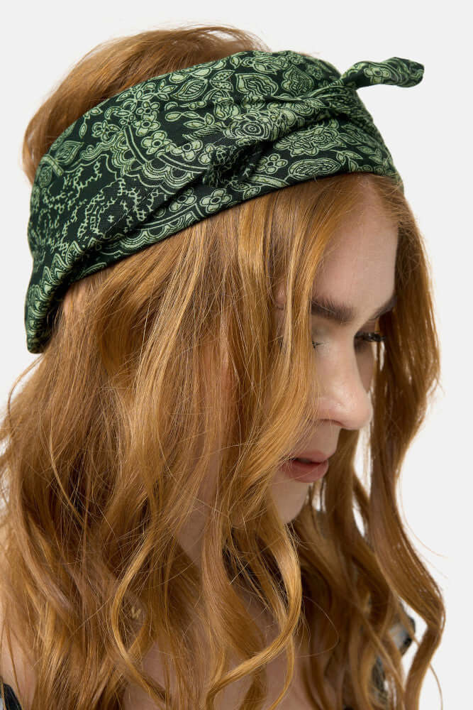 Seitenansicht des grün gemusterten Bandana