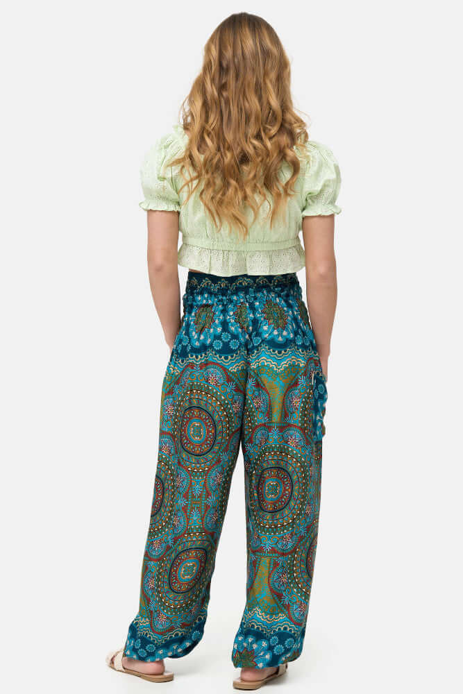 Frau in grün-blau gemusterter Haremshose Ozean Ornamente Short Version von hinten