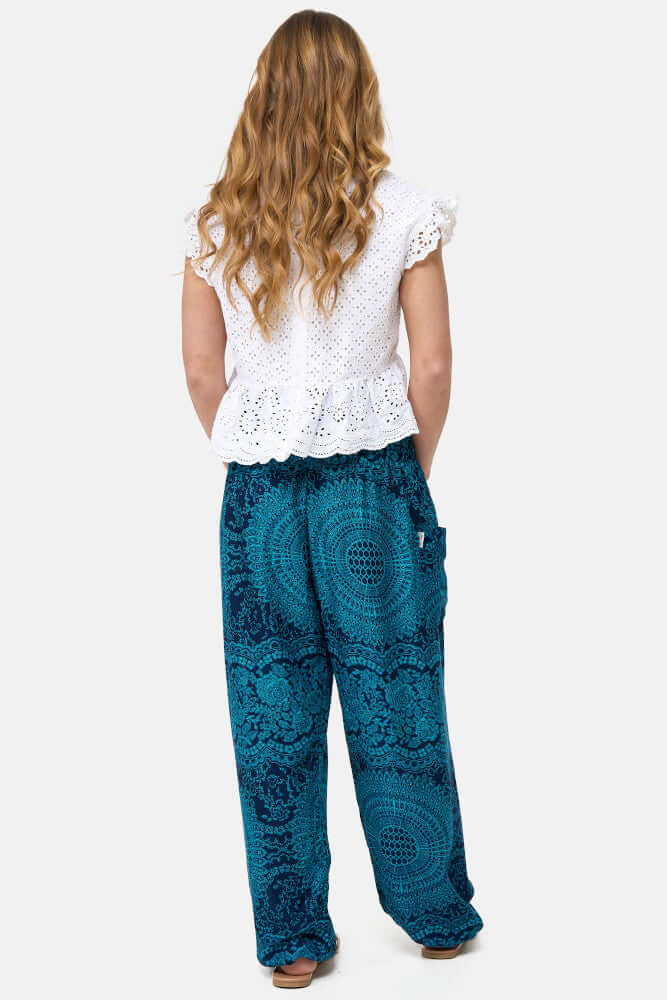 Frau in Haremshose Türkises Mandala Short Version von hinten